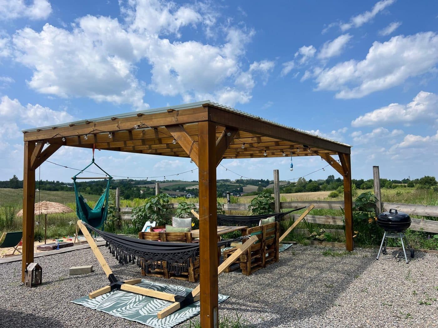 Pergola z hamakami i grillem
